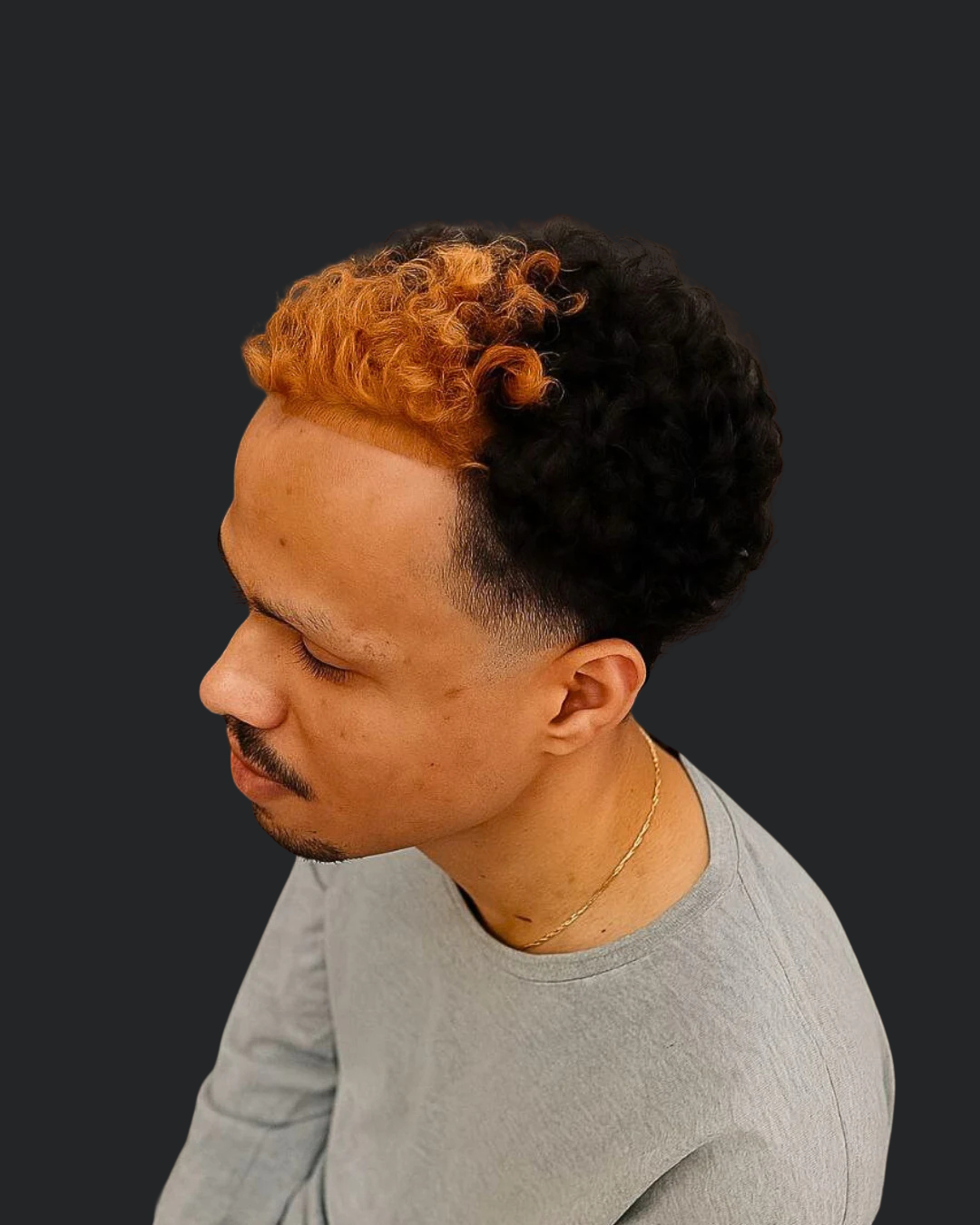 Cliente com cabelo cacheado colorido e degrad&ecirc;